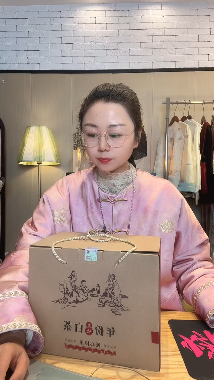   老白茶纸箱 1个 ------