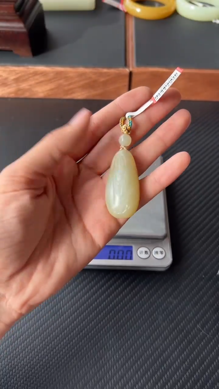 【闪购商品】和田玉吊坠(赠链)未镶嵌且末微色差迪克兰一细