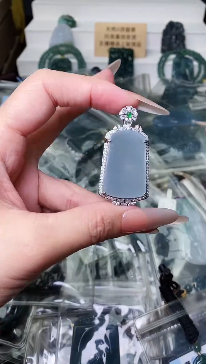 颈饰未镶嵌翡翠 