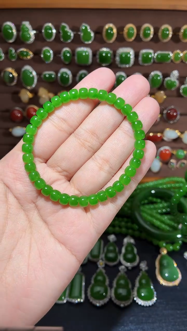 颈饰未镶嵌和田玉苹果绿卡6单圈手串（精品色）
