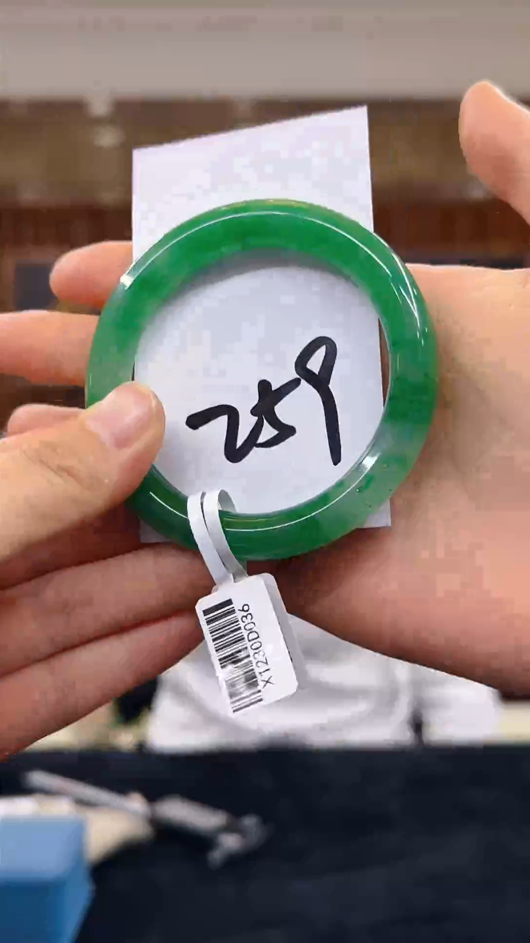 【闪购商品】石英质玉手镯未镶嵌飘花手镯