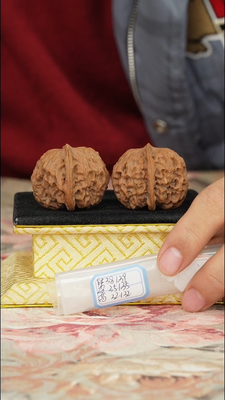 【闪购商品】文玩核桃把件非嫁接元宝微修