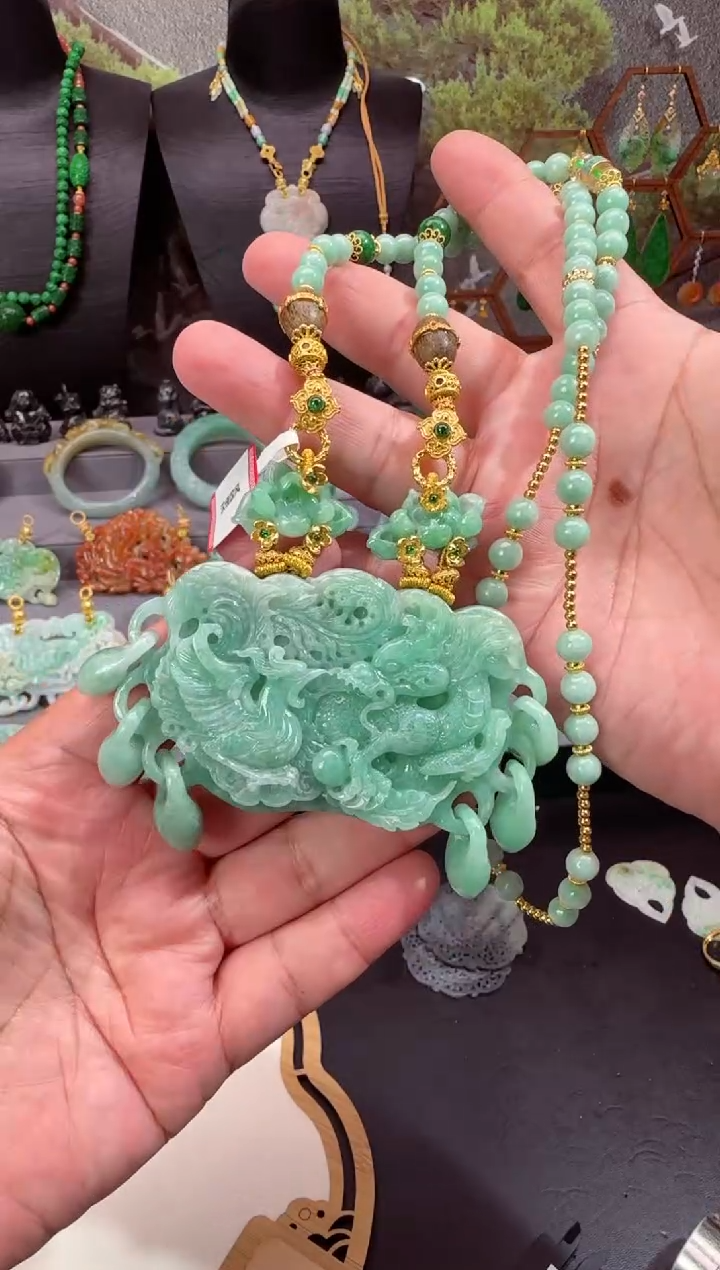 【闪购商品】翡翠颈饰未镶嵌牌子