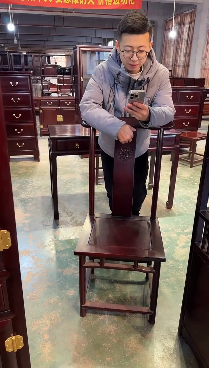 黑酸枝木类成套家具六*官帽椅