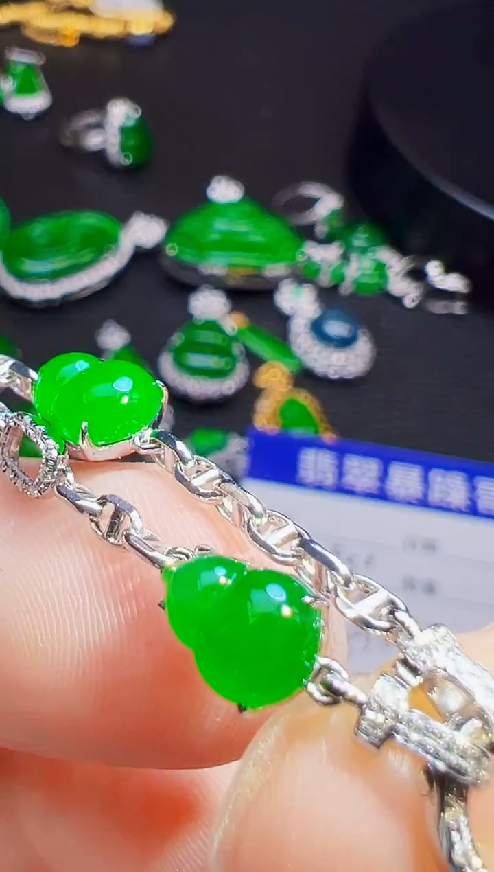 颈饰18K金镶嵌翡翠溪翡翠