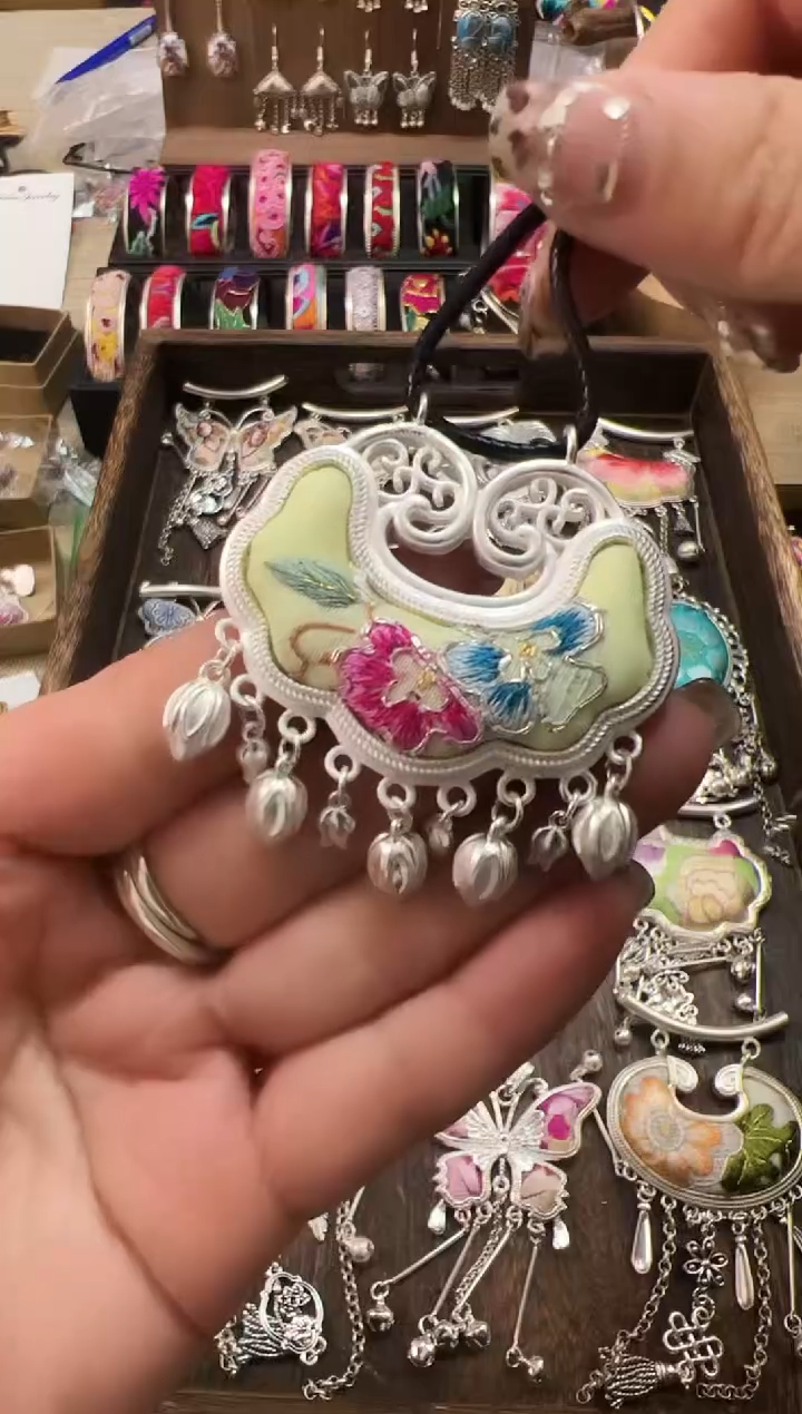 【闪购商品】织绣民族风老绣饰品171