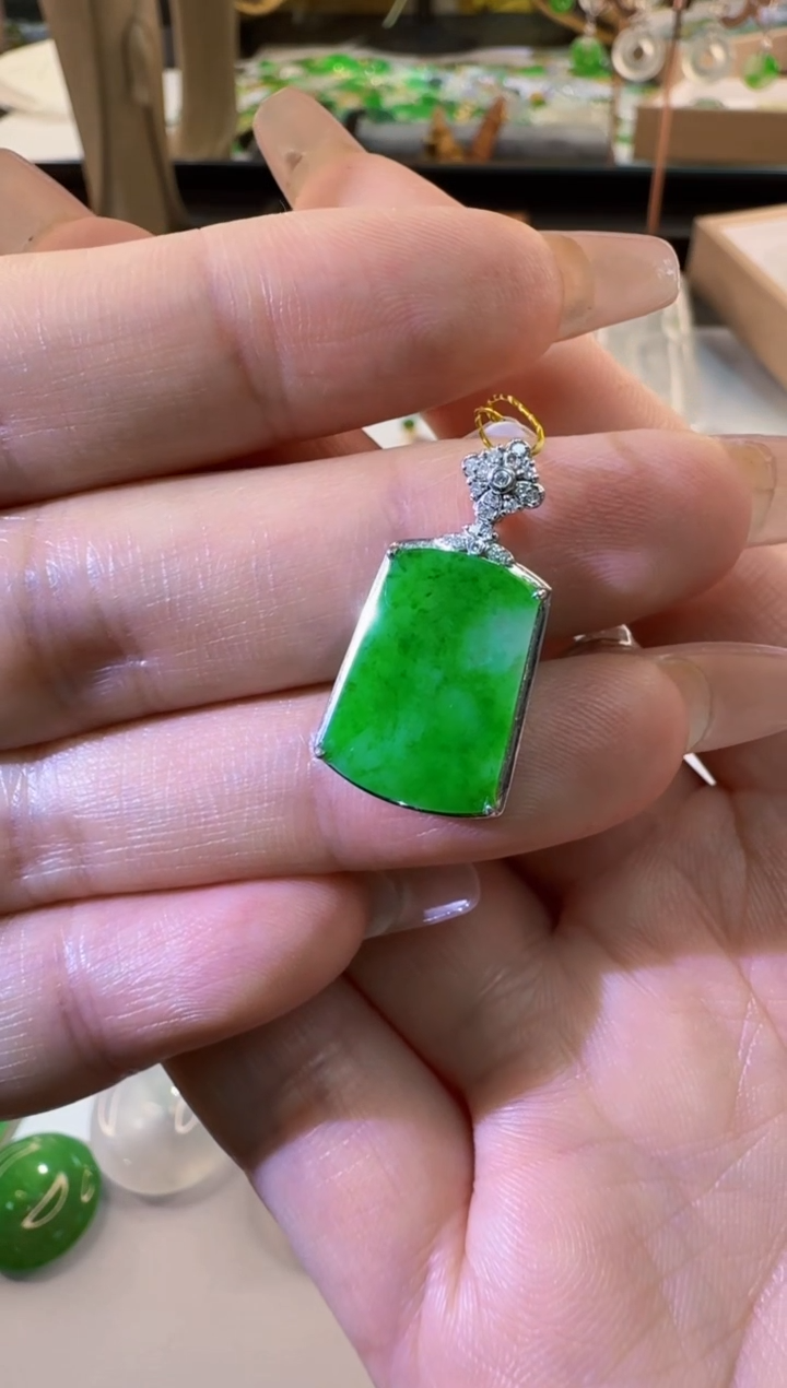 【闪购商品】翡翠颈饰18K金镶嵌缅甸翡翠A货挂件