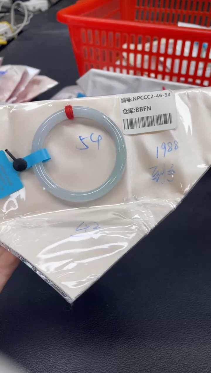 翡翠手镯未镶嵌翡翠手镯