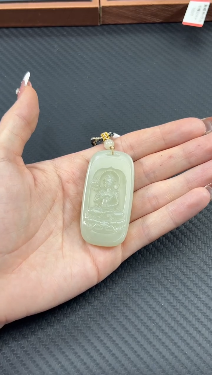 【闪购商品】和田玉吊坠(赠链)未镶嵌且末微色差迪克兰吊坠