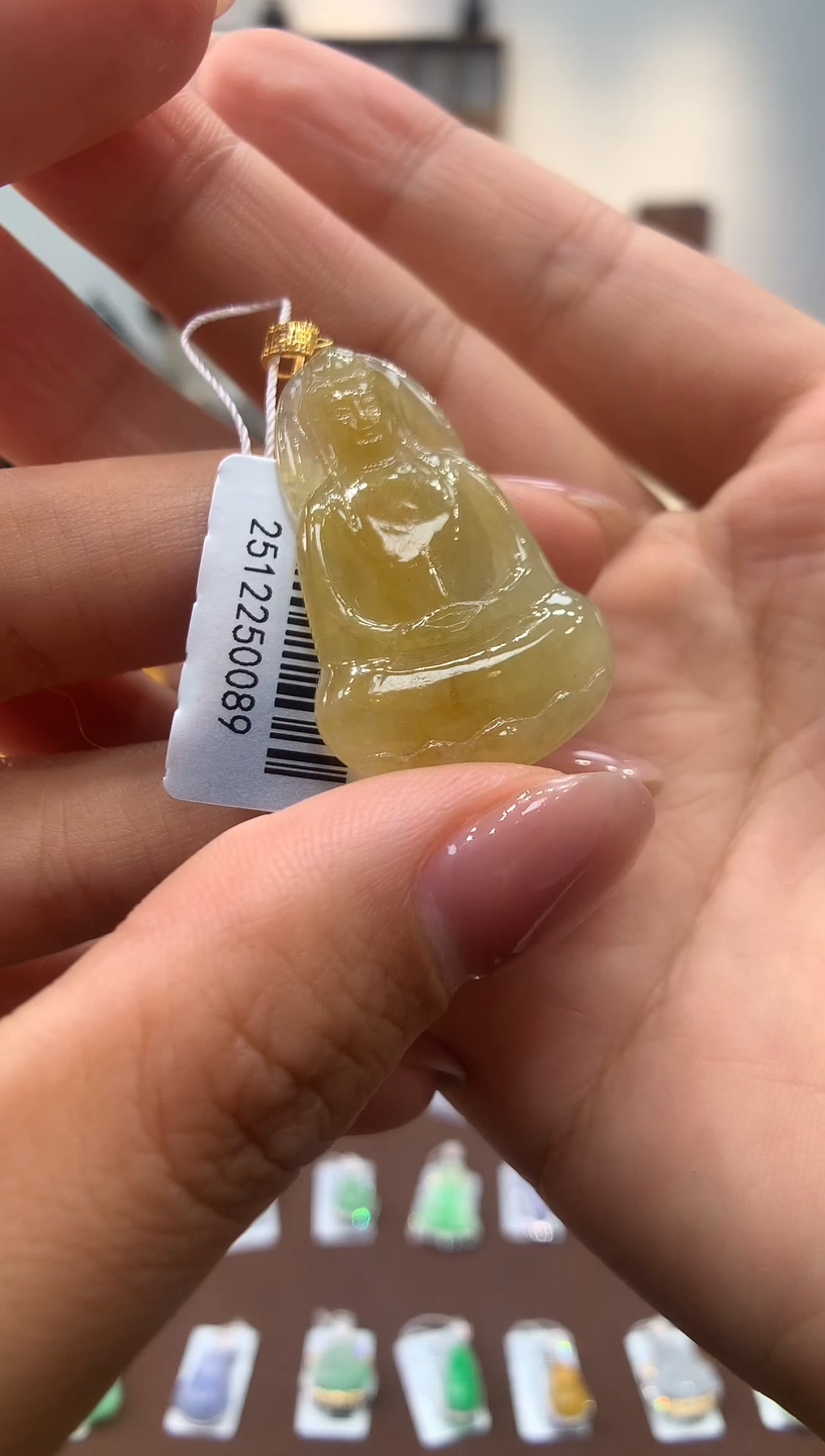 颈饰18K金镶嵌翡翠素衣观音