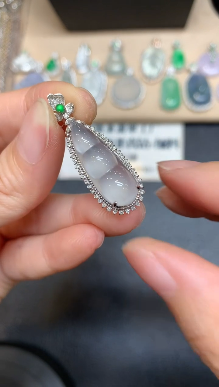 【闪购商品】翡翠颈饰18K金镶嵌福豆【无服务费