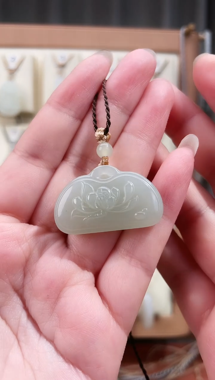 颈饰未镶嵌和田玉且末料荷花锁