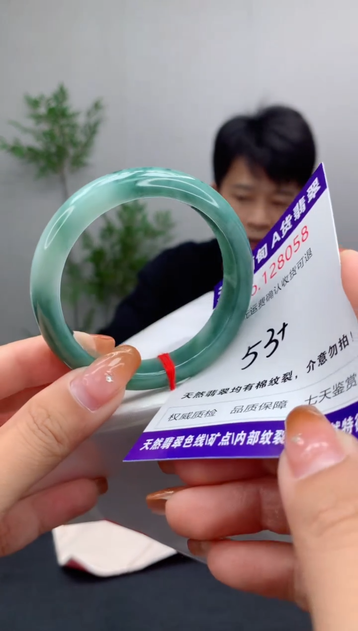 未镶嵌手镯翡翠有纹，完美者勿拍