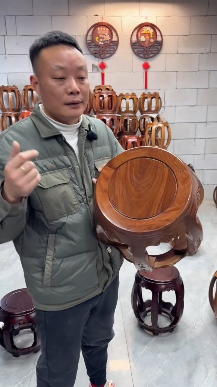 【闪购商品】花梨木类凳子胡桃色雕花大号单个