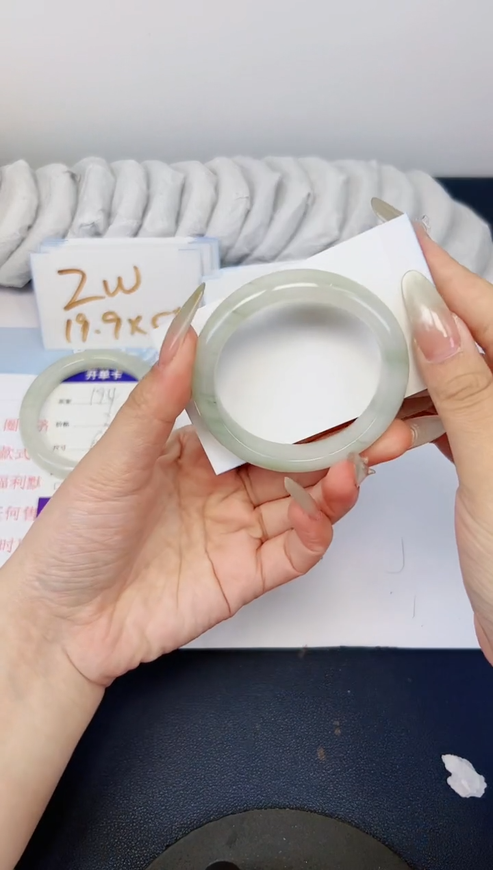 【闪购商品】石英质玉手镯合金195