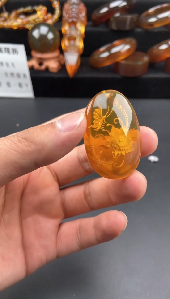 【闪购商品】琥珀颈饰未镶嵌阴雕蝶恋花吊坠