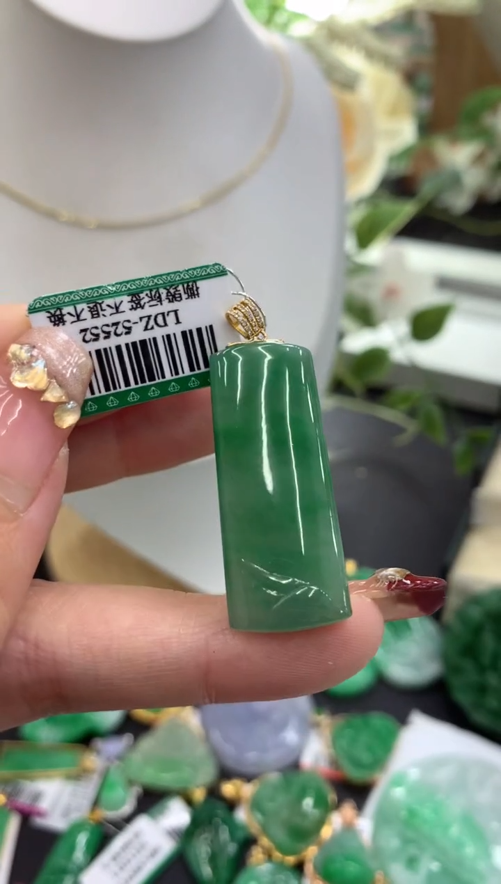 【闪购商品】翡翠吊坠(不含链)18K金镶嵌挂件