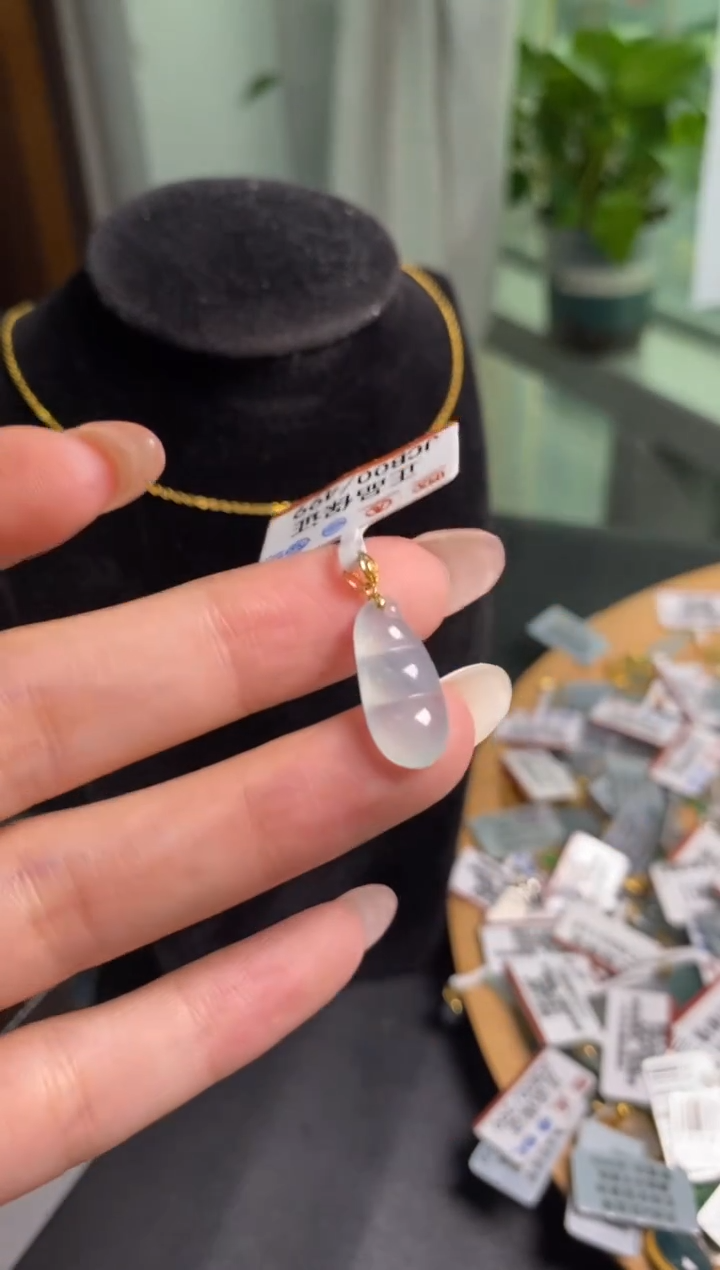 颈饰18K金镶嵌翡翠 