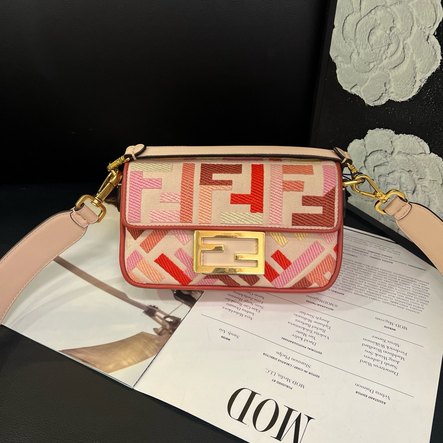 99新 FENDI/芬迪 粉色Baguette mini法棍单肩包B5083