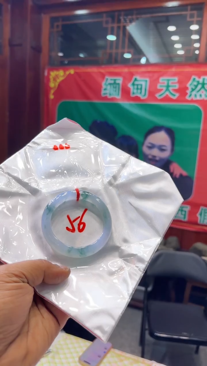 未镶嵌手镯翡翠无***瑰手镯