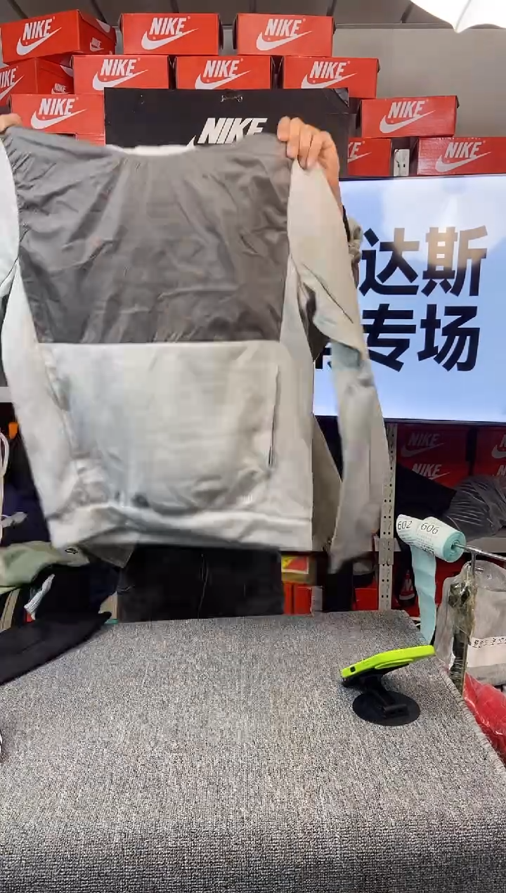 592编码 阿迪达斯 全新无暇 尺码170M 直播间过款为准