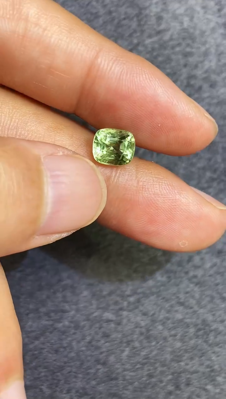 【闪购商品】定制橄榄石定制未镶嵌天然1.735克拉苹果绿