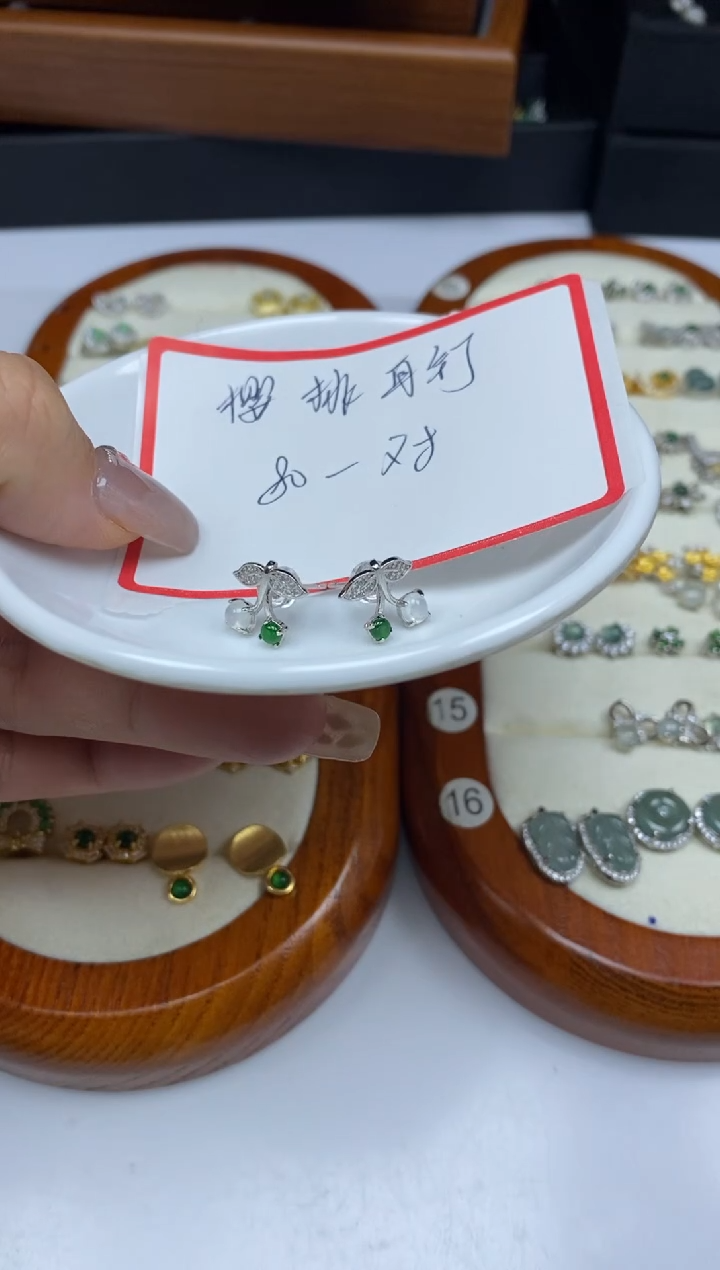【闪购商品】翡翠手饰银S925镶嵌925 银 樱桃耳钉 1对80元