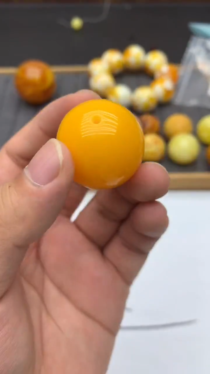 D108.鸡油黄30毫米单珠