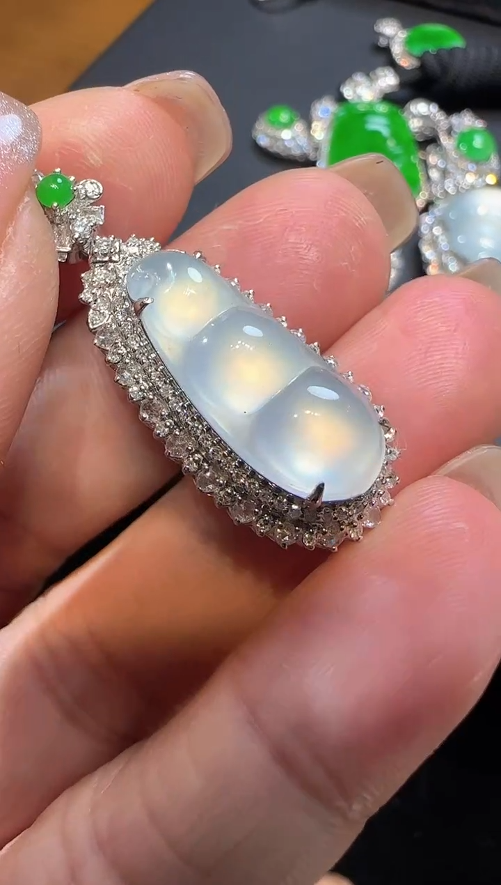 【闪购商品】翡翠颈饰18K金镶嵌豆子