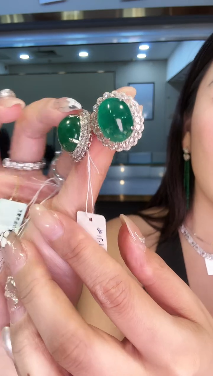 18K金镶嵌耳饰祖母绿28.55ct