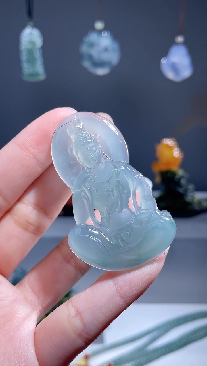 翡翠未镶嵌颈饰观音
