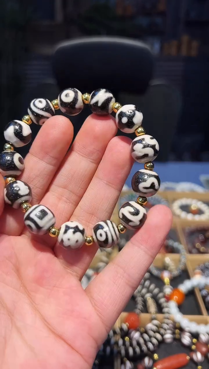 未镶嵌手串玛瑙/玉髓（覆膜）天珠多宝串14左右