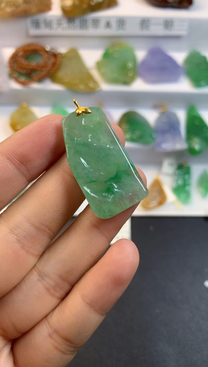 颈饰未镶嵌翡翠   