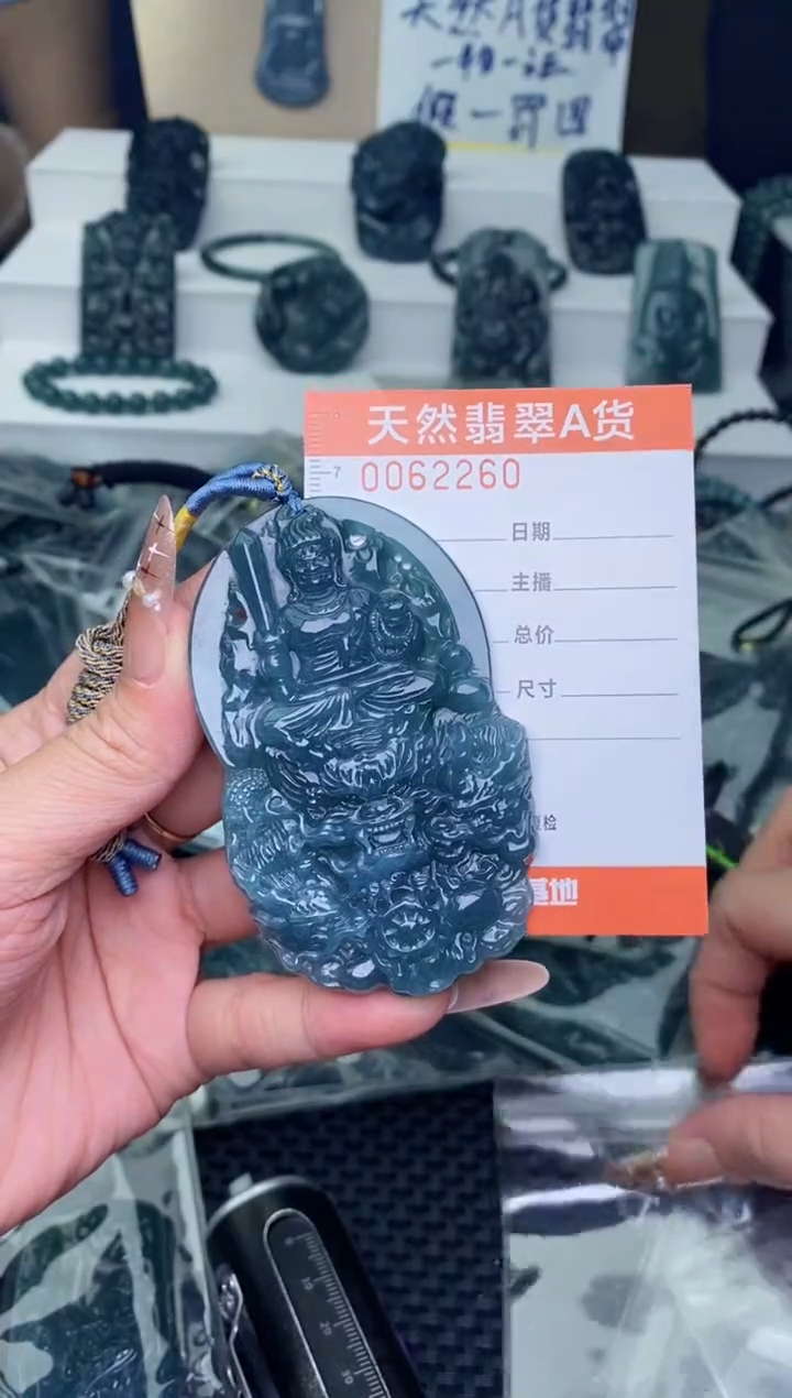 翡翠未镶嵌颈饰············