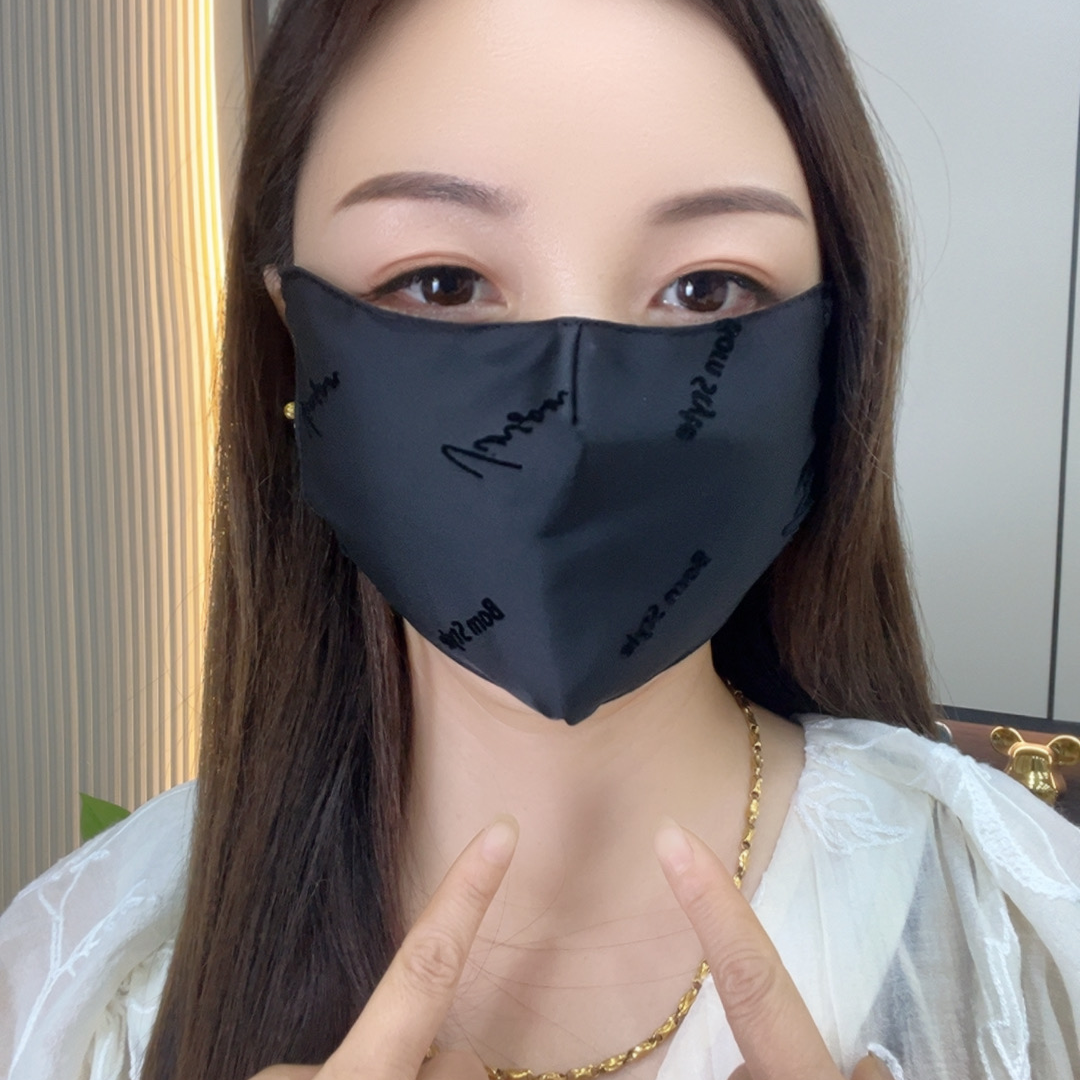 秋冬款双层加厚护眼角女士口罩面罩透气保暖（字母款）