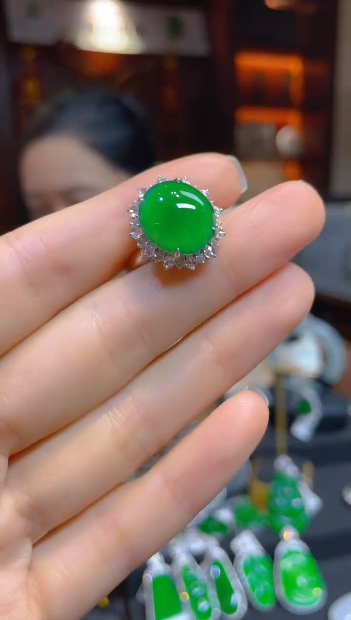 【闪购商品】翡翠戒指18K金镶嵌117181天然A货翡翠蛋面戒指