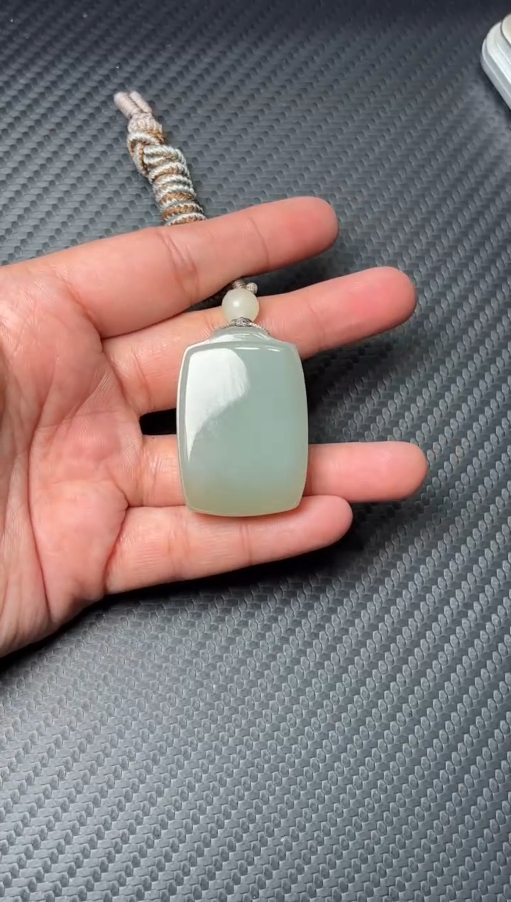 吊坠(赠链)未镶嵌和田玉就**玩且末微色差近矿吊坠