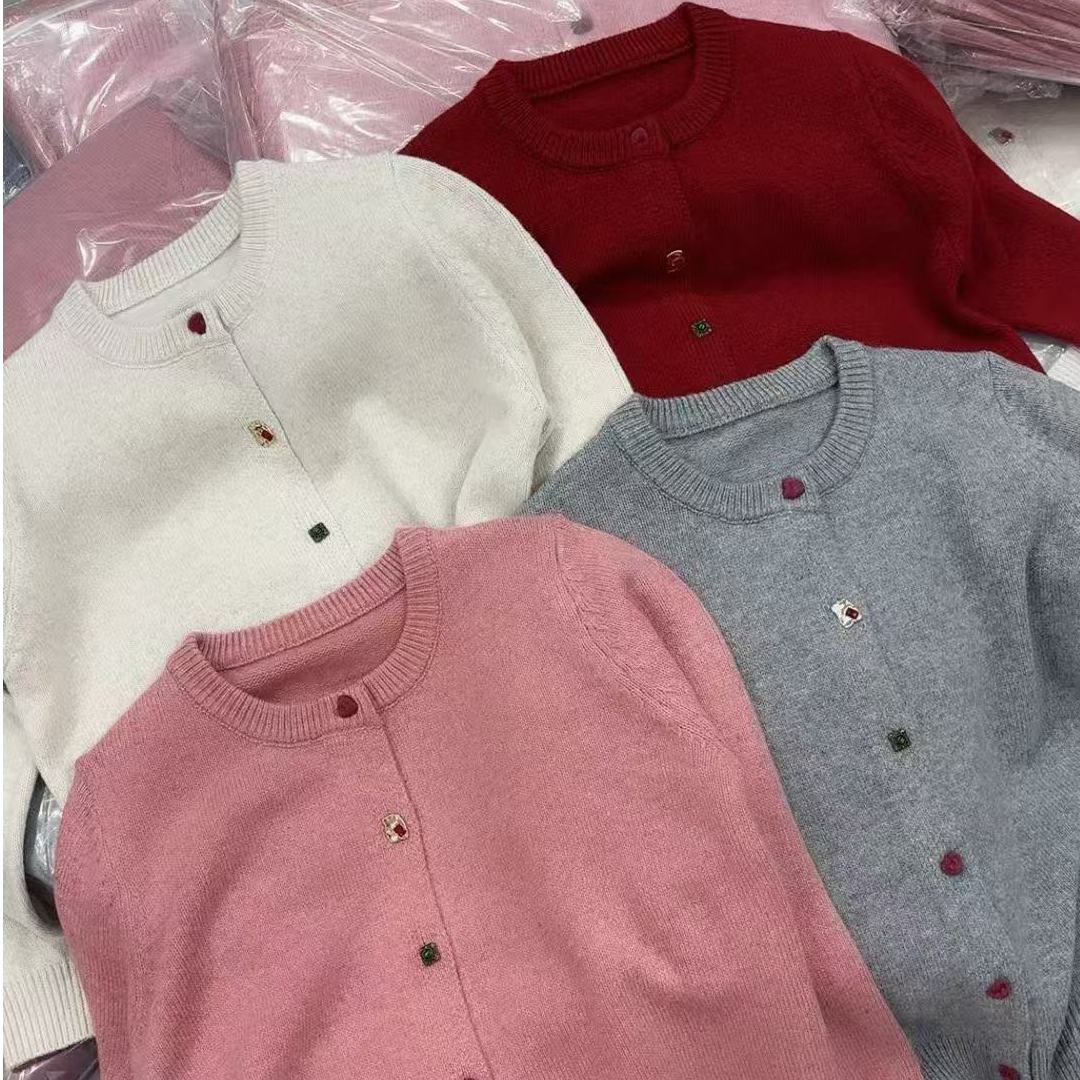 66823  香香福利 爱心扣毛衣开衫女