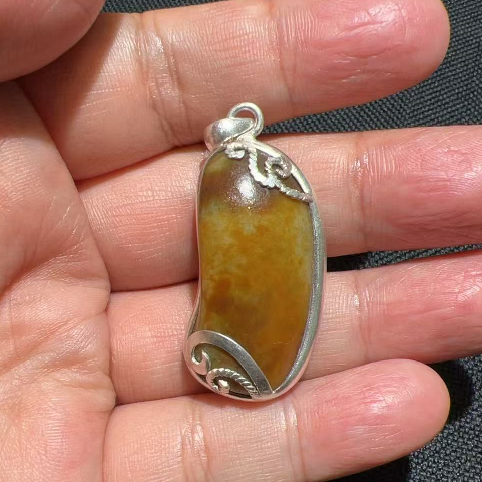 玉喜 新疆和田玉 黄沁 吊坠原石 黄皮 聚红皮  镶嵌S925银