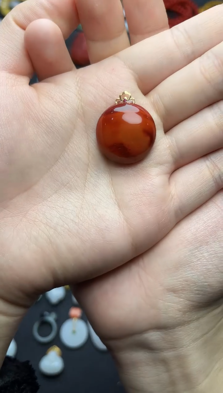 18K金镶嵌颈饰南红玛瑙圆牌06