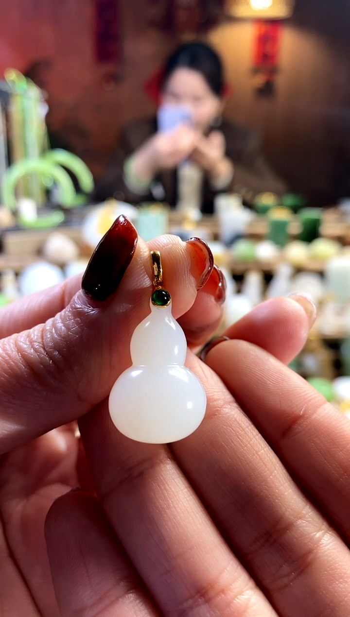 【闪购商品】和田玉颈饰18K金镶嵌。