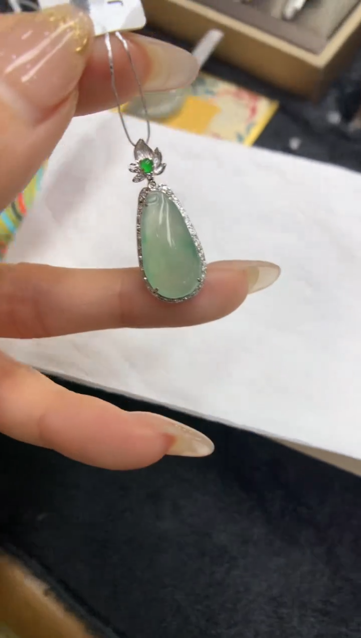 【闪购商品】翡翠颈饰18K金镶嵌福瓜