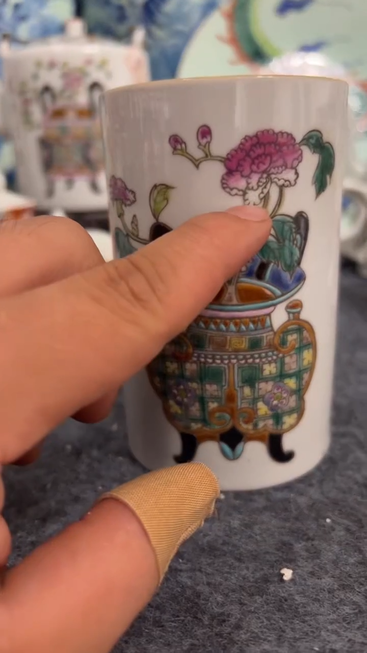 摆件瓷摆件瓷摆件钟鼎笔筒
