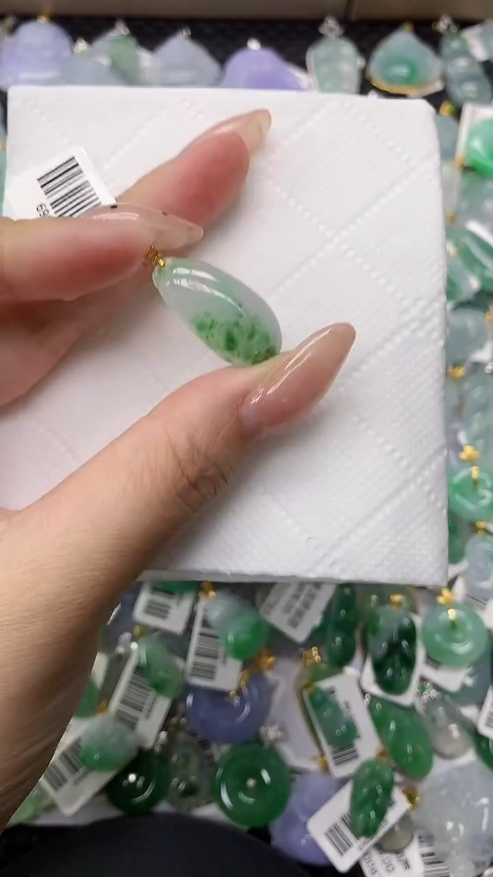 颈饰18K金镶嵌翡翠1111111111111