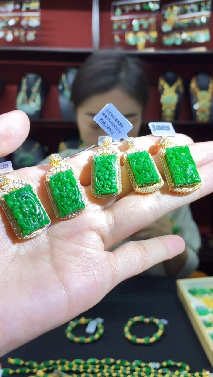 颈饰未镶嵌翡翠吊坠多样性发一