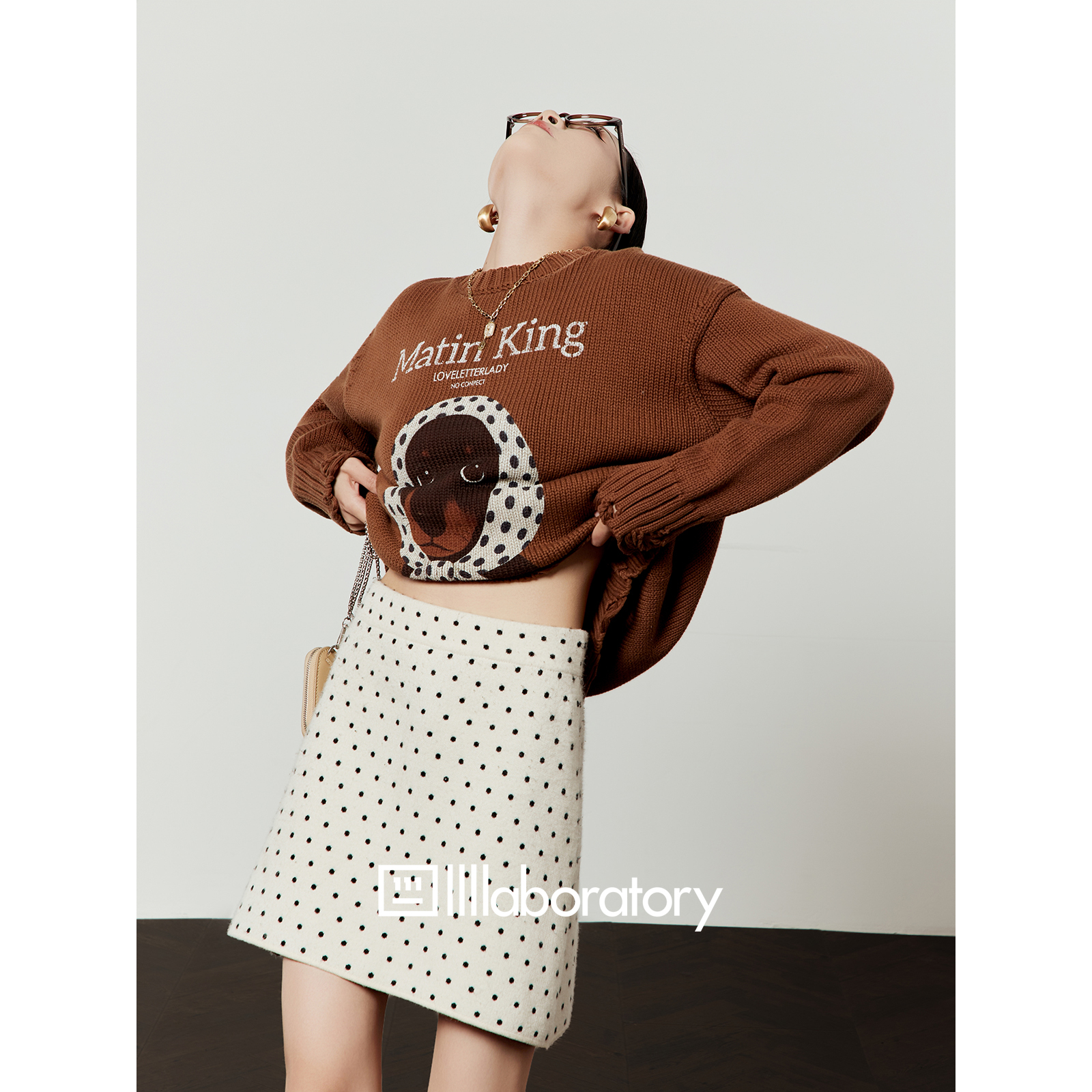 出品「花巾萌宠」咖色毛衣女2025冬季新款破洞通勤宽松上衣