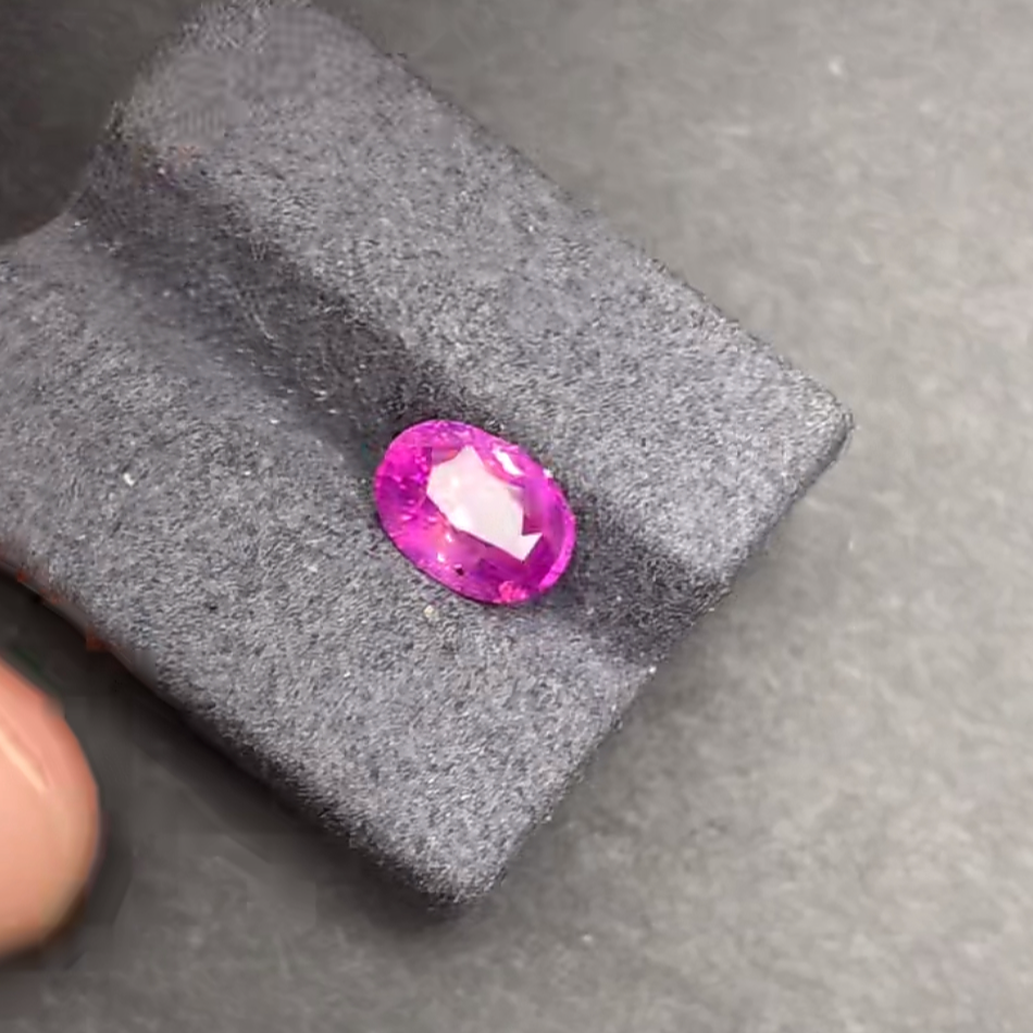 1.5克拉紫粉色蓝宝石裸石