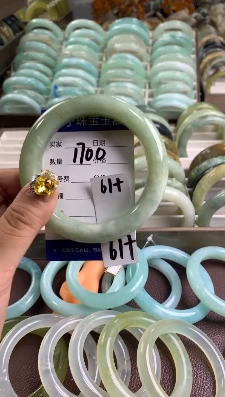 【闪购商品】蛇纹石玉手镯未镶嵌1700