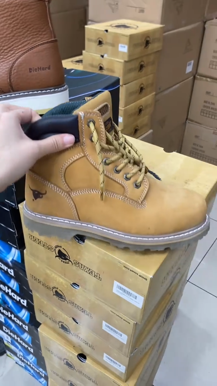 牛皮40.5码，牛头1 皮鞋码，工装靴 个别鞋面有胶印 默认瑕疵 