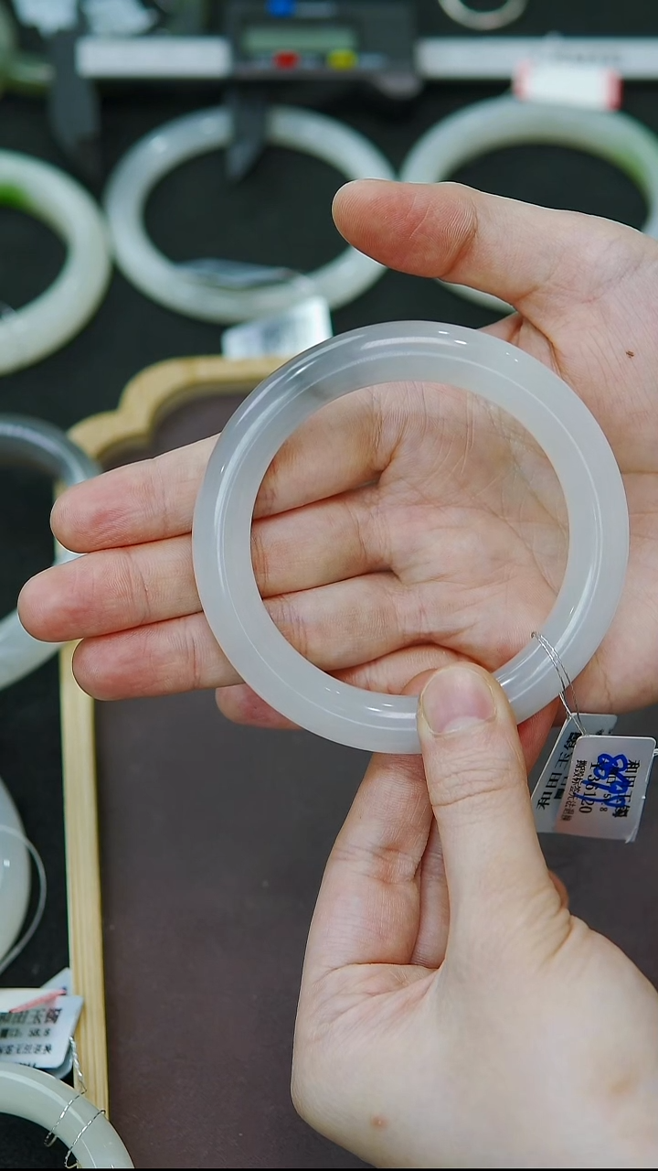 未镶嵌手镯和田玉56圈口胖圆条冰白底一口紫